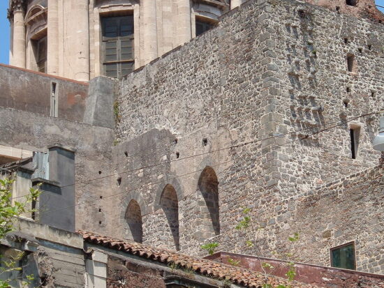 https://en.wikipedia.org/wiki/Catania_Cathedral#/media/File:Transetto_normanno_del_duomo_di_Catania.jpg
