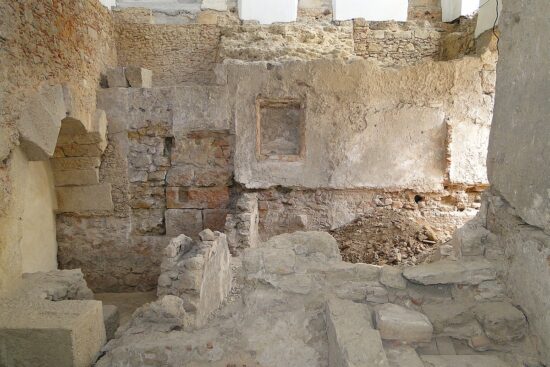 https://commons.wikimedia.org/wiki/File:Ruins_of_1st-Century_Roman_Theatre_-_Alfama_District_-_Lisbon,_Portugal_(4632873161).jpg