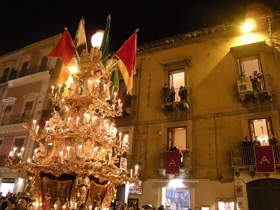 https://en.wikipedia.org/wiki/Festival_of_Saint_Agatha_(Catania)#/media/File:%22Candelore%22_de_SantAgata_(3256804818).jpg