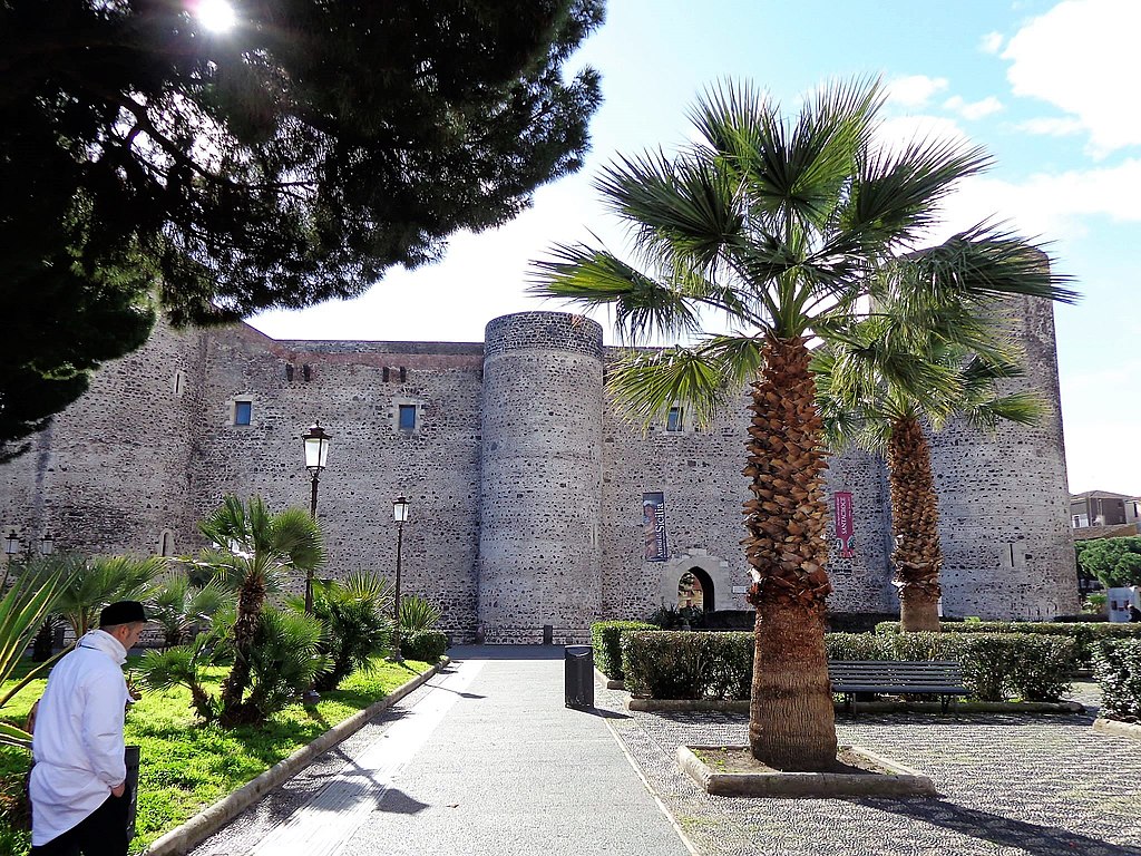 https://commons.wikimedia.org/wiki/Category:Castello_Ursino_(Catania)#/media/File:Castello_Ursino_06_02_2015_05.jpg