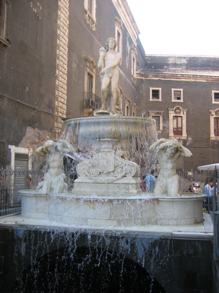 https://it.wikipedia.org/wiki/Fontana_dell%27Amenano#/media/File:Catane_piazza_Duomo.jpg