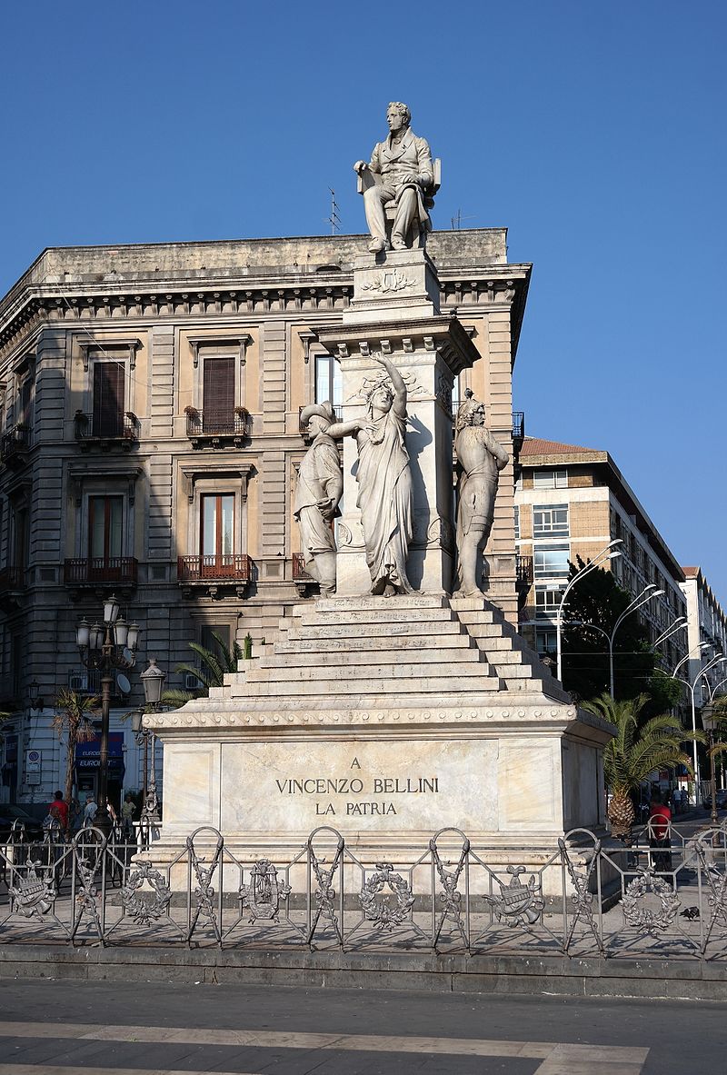 https://it.wikipedia.org/wiki/Vincenzo_Bellini#/media/File:Catania_-_Monumento_a_Vincenzo_Bellini.jpg