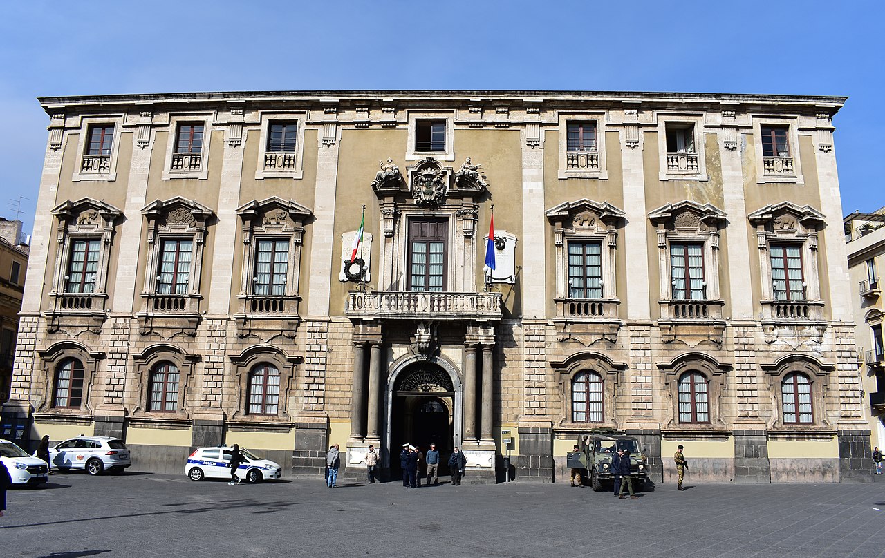 https://it.wikipedia.org/wiki/Palazzo_degli_Elefanti#/media/File:Palazzo-degli-Elefanti.jpg
