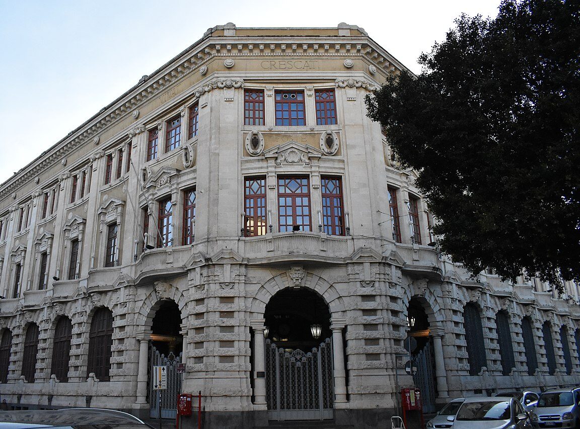 https://it.wikipedia.org/wiki/Palazzo_delle_Poste_(Catania)#/media/File:Palazzo-Delle-Poste_(Catania).jpg