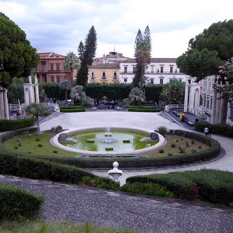 https://commons.wikimedia.org/wiki/Category:Villa_Bellini_(Catania)?uselang=it#/media/File:Villa_Bellini,_Catania,_Italia_-_panoramio_(1).jpg