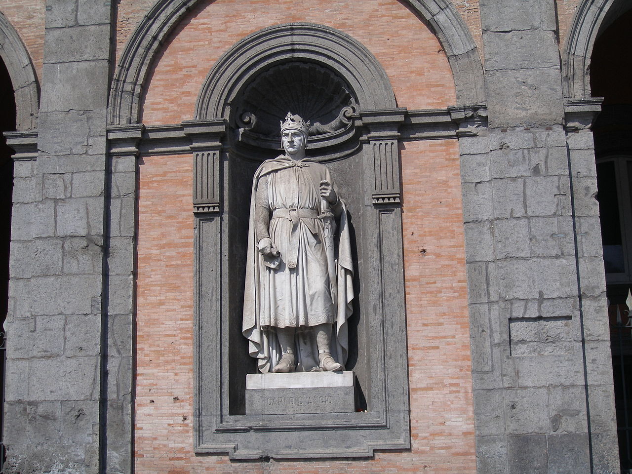 https://commons.wikimedia.org/wiki/Category:Statue_of_Charles_I_of_Anjou,_Royal_Palace_(Naples)#/media/File:Carlo_d'Angio.jpg