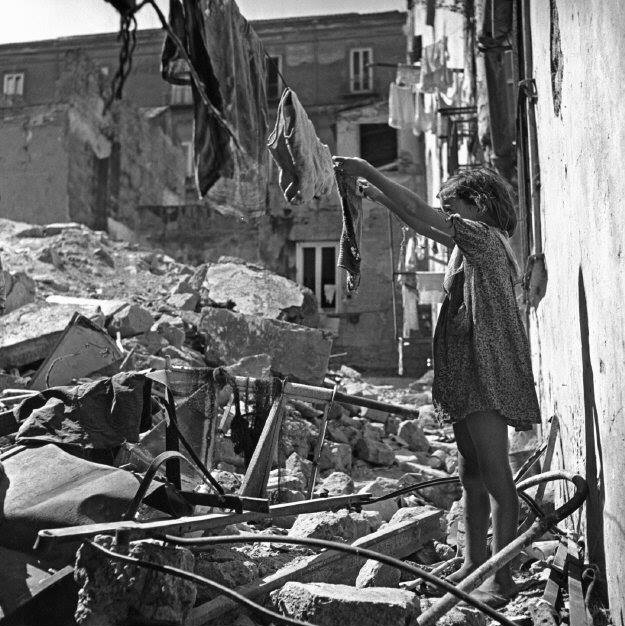 https://commons.wikimedia.org/wiki/Category:Allied_bombings_against_Naples_in_World_War_II?uselang=it#/media/File:%E2%80%9CChildren_In_Naples,_Italy%E2%80%9D._Little_girl_washing_clothes._Photographed_by_Lieutenant_Wayne_Miller,_July_1944._U.S._Navy_Photograph,_now_in_the_collections_of_the_National_Archives.jpg