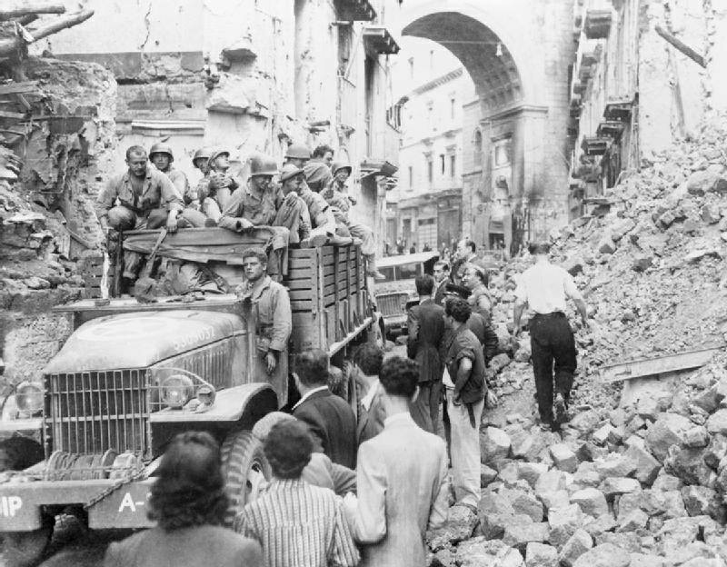 https://commons.wikimedia.org/wiki/Category:Allied_bombings_against_Naples_in_World_War_II?uselang=it#/media/File:Napoli_1943,_Via_Chiaia.jpg