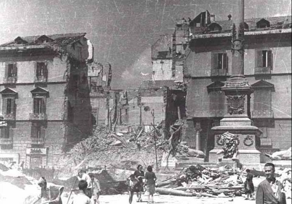 https://commons.wikimedia.org/wiki/Category:Allied_bombings_against_Naples_in_World_War_II?uselang=it#/media/File:Napoli_1943,_Piazza_dei_Martiri.jpg