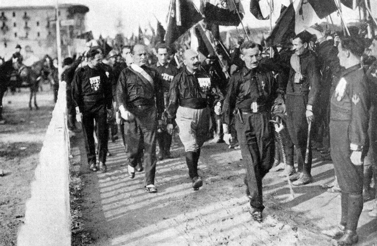 https://it.wikipedia.org/wiki/Benito_Mussolini#/media/File:March_on_Rome_1922_-_Mussolini.jpg