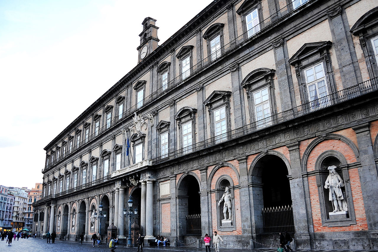 https://en.wikipedia.org/wiki/Royal_Palace_of_Naples#/media/File:PalazzoRealeNapoli0878.jpg