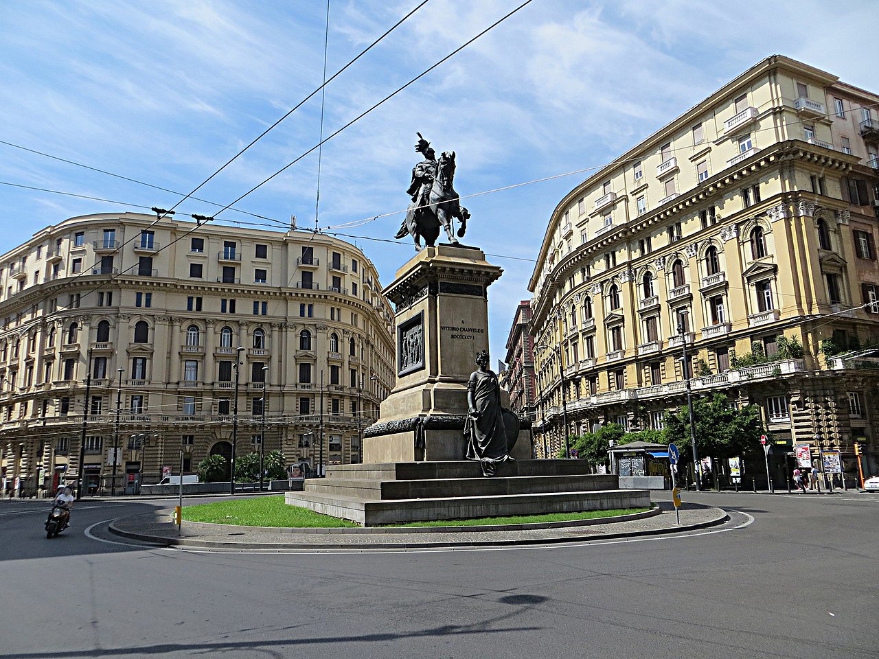 https://it.wikipedia.org/wiki/Risanamento_di_Napoli#/media/File:Piazza_Giovanni_Bovio_-_panoramio_(1).jpg
