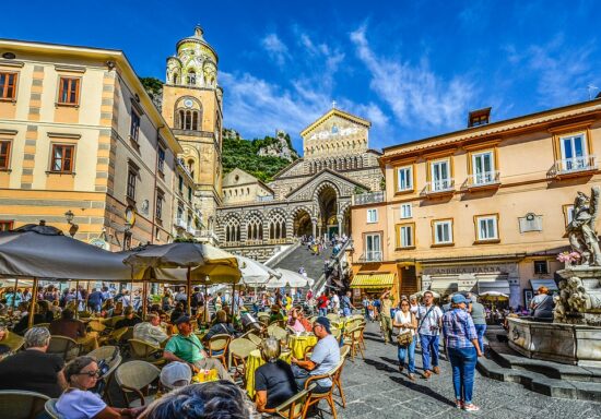 https://pixabay.com/de/photos/amalfi-platz-italien-massen-k%c3%bcste-2086949/