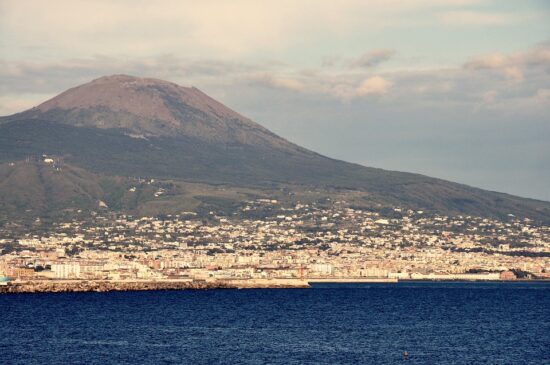 Climb up to Mount Vesuvius. https://pixabay.com/de/photos/naples-italien-meer-vesuv-panorama-4045130/