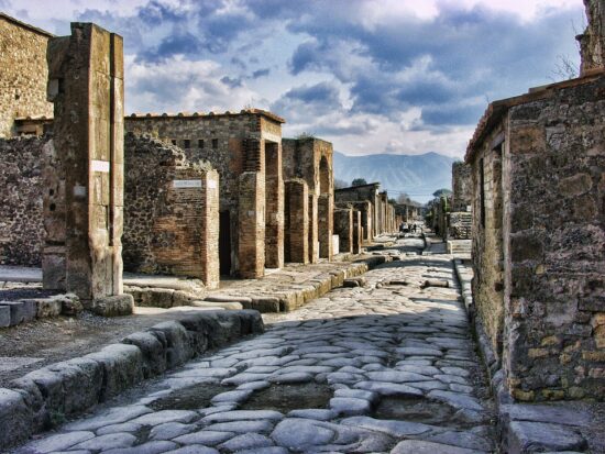 Take a day trip to Pompeii Photo by https://pixabay.com/de/photos/pompeji-italien-r%c3%b6misch-alt-reisen-2375135/