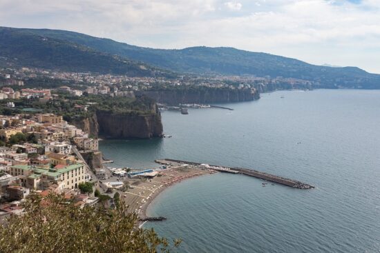 https://pixabay.com/de/photos/sorrento-italien-reise-gezi-meer-2423131/