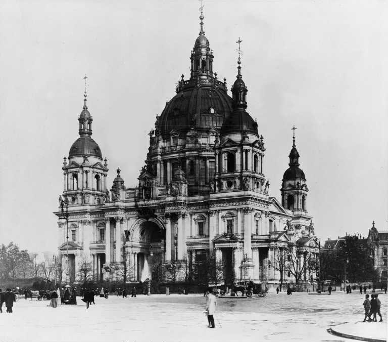 https://commons.wikimedia.org/wiki/Category:Historical_photographs_of_Berlin_Cathedral#/media/File:Berliner_Dom_um_1905.jpg
