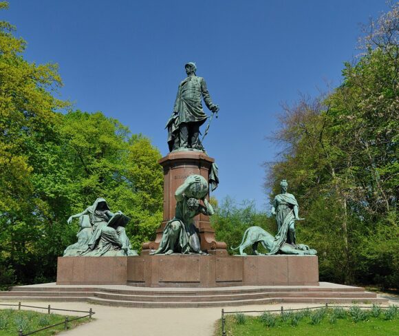 https://en.wikipedia.org/wiki/Bismarck_Memorial#/media/File:Berlin_-_Bismarck-Nationaldenkmal1.jpg