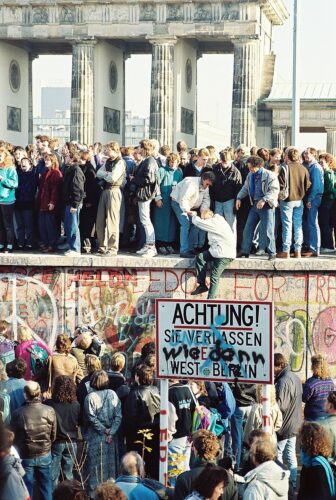 https://en.wikipedia.org/wiki/Fall_of_the_Berlin_Wall#/media/File:BerlinWall-BrandenburgGate.jpg