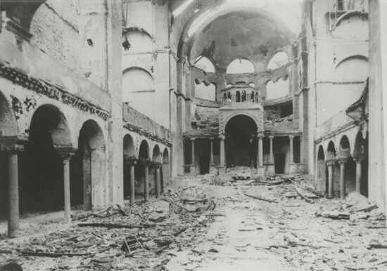 https://commons.wikimedia.org/wiki/Category:Synagoge_Fasanenstra%C3%9Fe#/media/File:Interior_view_of_the_destroyed_Fasanenstrasse_Synagogue,_Berlin.jpg