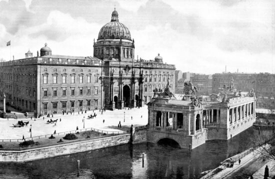 https://en.wikipedia.org/wiki/Berlin_Palace#/media/File:Berlin_Nationaldenkmal_Kaiser_Wilhelm_mit_Schloss_1900.jpg