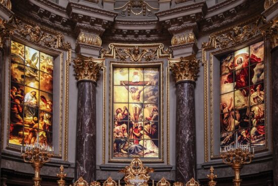 https://pixabay.com/de/photos/kirche-altar-altarbild-glaskunst-1495276/