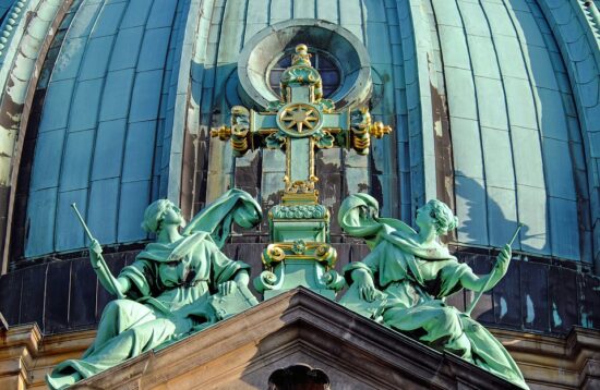 https://pixabay.com/de/photos/berliner-dom-kuppel-kreuz-engel-2036179/