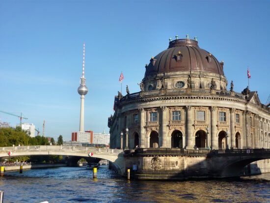 https://pixabay.com/de/photos/bode-museum-fernsehturm-berlin-1729255/
