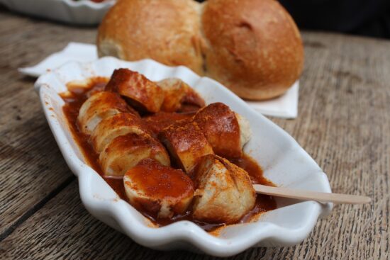 https://pixabay.com/de/photos/currywurst-curry-essen-w%c3%bcrstchen-4229460/