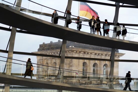 https://pixabay.com/de/photos/berlin-reichstag-menschen-1571047/