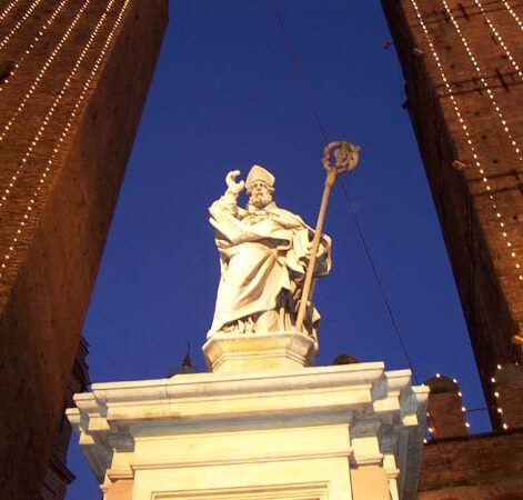 https://en.wikipedia.org/wiki/Petronius_of_Bologna#/media/File:Bologna-statua_di_san_petronio_a_natale.jpg