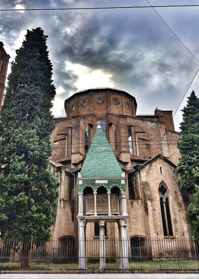 https://commons.wikimedia.org/wiki/Category:San_Francesco_(Bologna)#/media/File:Basilica_di_San_Francesco_in_una_giornata_uggiosa_di_fine_Estate.jpg