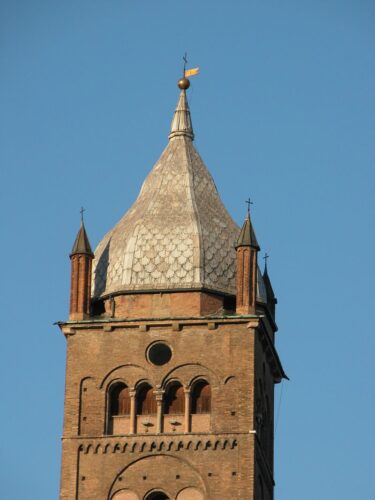 https://commons.wikimedia.org/wiki/Category:San_Pietro_(Bologna)#/media/File:Particolare_del_Campanile_della_Chiesa_Metropolitana_di_San_Pietro_-_panoramio.jpg
