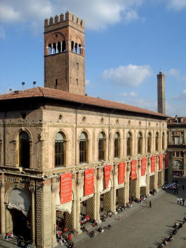 https://commons.wikimedia.org/wiki/Category:Palazzo_del_Podest%C3%A0_(Bologna)#/media/File:1070_-_Bologna_-_Palazzo_del_Podest%C3%A0_-_Foto_Giovanni_Dall'Orto,_9-Feb-2008.jpg