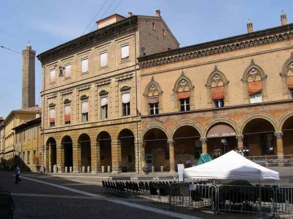 https://en.wikipedia.org/wiki/Palazzo_Isolani,_Bologna#/media/File:Bologna_Piazza_Santo_Stefano.jpg
