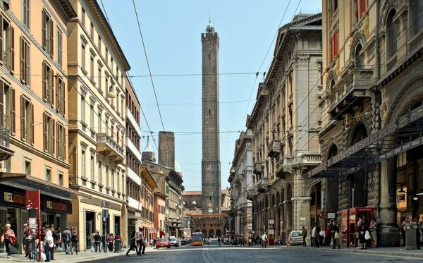 https://it.wikipedia.org/wiki/Via_Rizzoli#/media/File:Torre_degli_Asinelli_e_Torre_della_Garisenda_a_Bologna.jpg