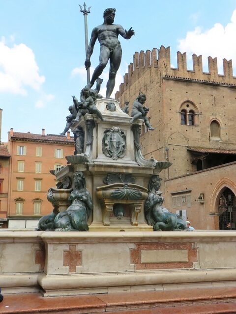 https://pixabay.com/photos/italy-bologna-fountain-neptune-1204991/
