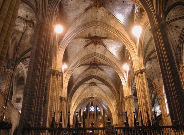 https://commons.wikimedia.org/wiki/Catedral_de_Barcelona#/media/File:Barcelona_catedrale_vista_interno.jpg