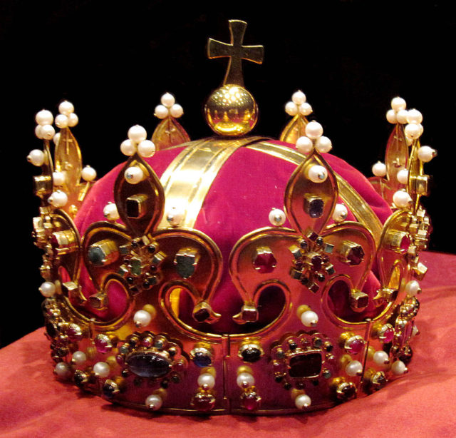 https://en.wikipedia.org/wiki/Crown_of_Boles%C5%82aw_I_the_Brave#/media/File:Crown_jewels_Poland_10.JPG