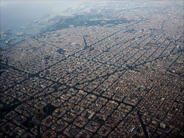 https://commons.wikimedia.org/wiki/Category:Eixample_District_(Barcelona)#/media/File:Eixample_aire.jpg