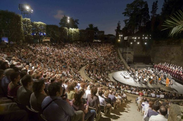 https://en.wikipedia.org/wiki/Festival_Grec_de_Barcelona#/media/File:Teatre_Grec.jpg
