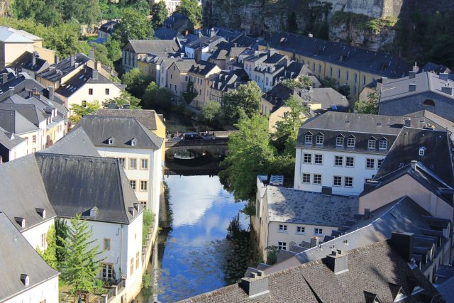 https://commons.wikimedia.org/wiki/Category:Grund_(Luxembourg_City)#/media/File:Grund_-_panoramio_(4).jpg