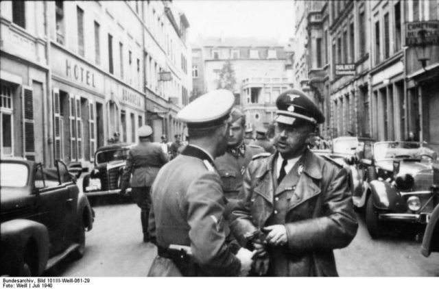 https://en.wikipedia.org/wiki/German_occupation_of_Luxembourg_during_World_War_II#/media/File:Bundesarchiv_Bild_101III-Weill-061-29,_Luxemburg,_Himmler_mit_Offizier_der_Waffen-SS.jpg