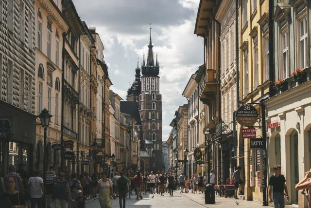 https://pixabay.com/photos/krakow-street-poland-tourism-old-4472321/