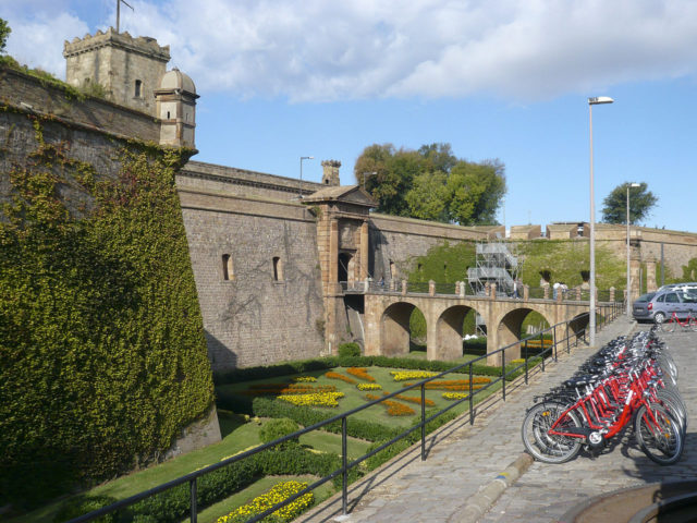 https://commons.wikimedia.org/wiki/Category:Castell_de_Montju%C3%AFc#/media/File:Montjuic_Castle_(2929306369).jpg