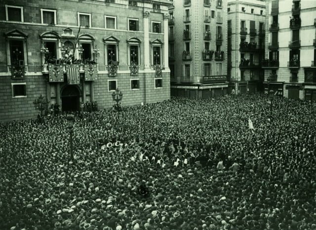 https://en.wikipedia.org/wiki/Catalan_Republic_(1931)#/media/File:Fitxer_Proclamaci%C3%B3_de_la_Rep%C3%BAblica_Pla%C3%A7a_Sant_Jaume._Fot%C3%B2graf_Josep_Maria_Sagarra,_1931.jpg