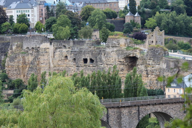 https://commons.wikimedia.org/wiki/File:Rocher_du_%27Bock%27_Luxembourg_City_seen_from_rue_de_Tr%C3%AAves_2013-08.JPG