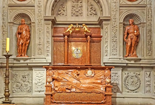 https://en.wikipedia.org/wiki/Sigismund%27s_Chapel#/media/File:Poland-01779_-_Anna's_tomb_(31970703362).jpg