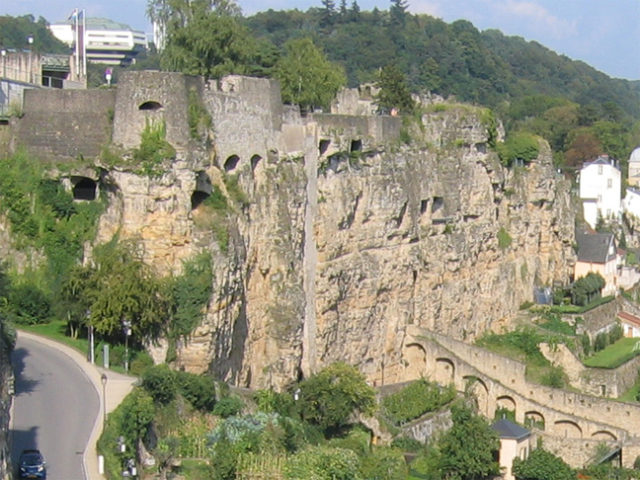 https://de.wikipedia.org/wiki/Burg_Lucilinburhuc#/media/Datei:Luxembourg_City_Bock4_fromCorniche.jpg