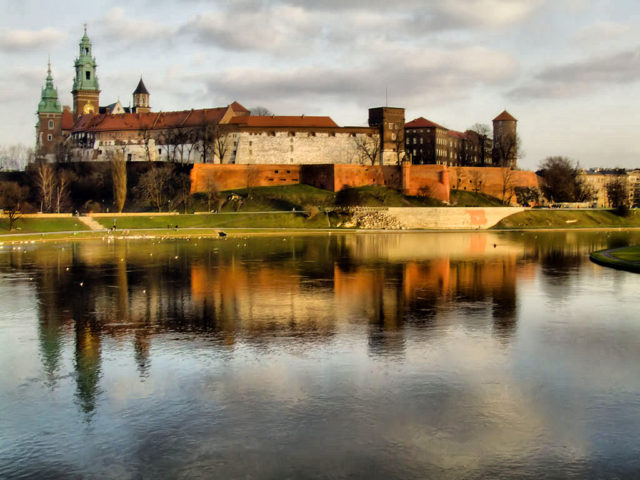 https://en.wikipedia.org/wiki/Wawel_Castle#/media/File:Wawel_z_mostu_Debnickiego_(2007).jpg